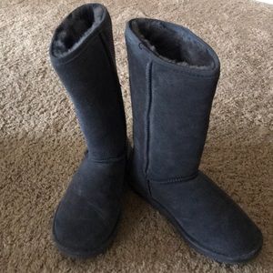 Brearpaw ugg like boots.